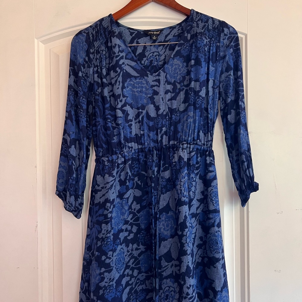 Women’s Lucky Brand small blue flowered long sleeve midi dress with tie .